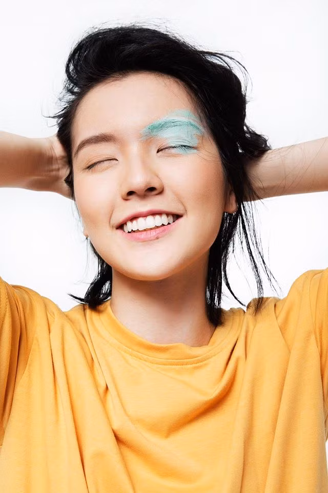 Điều này được thể hiện rõ ràng nhất trong bộ ảnh 18 Roses - được thực hiện nhân dịp Hải Tú bước sang tuổi 18. Nhằm ghi lại dấu ấn của tuổi trẻ, Cô nàng hot girl này đã thực hiện một bộ ảnh rất xuất sắc, sexy đến mức đầy bất ngờ và khiến rất nhiều bạn trẻ "yêu ngay từ cái nhìn đầu tiên". Vẫn với gương mặt xinh đẹp và thần thái hút hồn đó, nhưng lần này Hải Tú có vẻ táo bạo hơn khi lựa chọn trang phục rất sexy.
