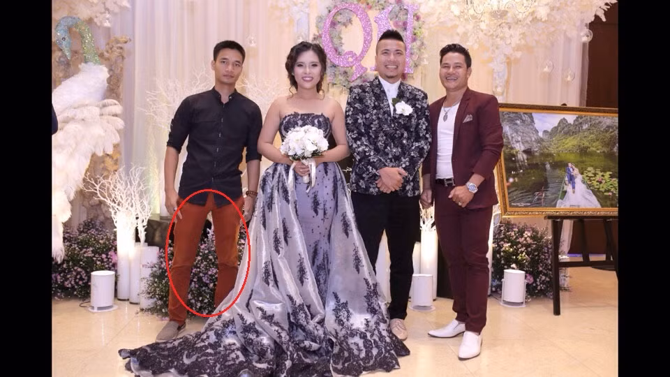 Vốn là một anh chàng nông dân chuyên trồng ổi ở huyện Thanh Hà, tỉnh Hải Dương, bằng đam mê ca hát và giọng ca "không lẫn đi đâu được", Đức Hậu nhanh chóng nổi tiếng với nghệ danh "ca sĩ Lệ Rơi". Tất nhiên cách gọi này mang ý nghĩa châm chọc nhiều hơn bởi, chất giọng, khả năng hát của anh chàng này chưa bao giờ được đánh giá cao, thậm chí còn luôn bị chê là "thảm họa". Dù vậy, Lệ Rơi vẫn nổi tiếng, được nhiều người chú ý theo cách của riêng mình. Đến nay, mỗi lần Lệ Rơi xuất hiện ở các sự kiện, dân tình lại để ý anh ở rất nhiều khía cạnh. Ảnh: Facebook nhân vật.