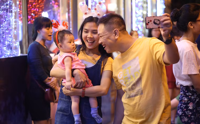 Hàng nghìn người đã đổ về trước sảnh các trung tâm thương mại để dạo chơi và "check in" mùa Noel.