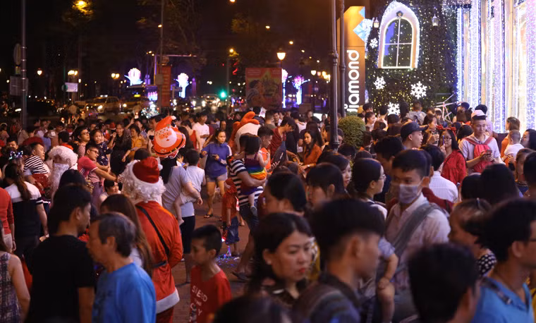 Tối qua 23/12, nhân dịp cuối tuần hàng nghìn người đã đổ về khu vực trung tâm quận 1, Nhà thờ Đức Bà rực rỡ Giáng sinh... để vui Noel sớm.