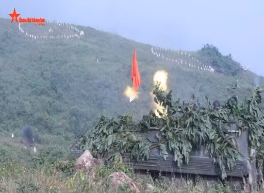 Bên cạnh việc sử dụng vũ khí nguyên gốc K63, bộ đội ta còn thực hiện nhiều phương án cải tiến hỏa lực. Cụ thể, khẩu 12,7mm tuy có hỏa lực khá tốt nhưng hạn chế góc tà. Chính vì vậy, quân giới miền Nam trong kháng chiến chống Mỹ đã lắp thêm khẩu K57 7,62mm ở mũi trước xe bọc thép K63 để bắn mục tiêu từ 7m trở ra. Hai bên thành xe được mở thêm nhiều cửa nhỏ để bộ binh ngồi trên xe có thể sử dụng được tiểu liên AK và ném lựu đạn ra ngoài. Nguồn ảnh: Báo QĐND
