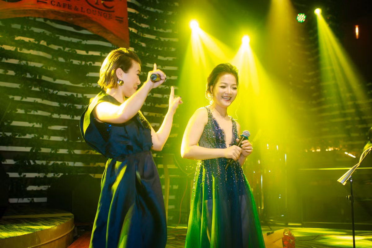 Liên tiếp những hit vang bóng như “Tình phai”, “Em về tinh khôi”, “Khoảnh khắc”,… nhẹ nhàng nhưng không kém phần da diết, nồng nàn cảm xúc cùng những lời tâm sự của chủ nhân cứ thế gợi lại ký ức xưa trong lòng khán giả.