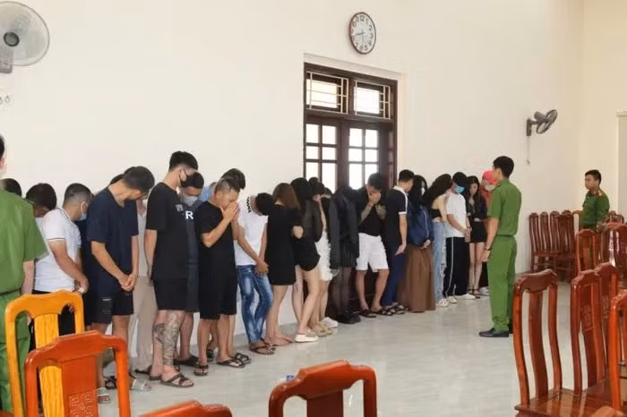 Đột kích quán bar, phát hiện 29 người dương tính với ma túy - Hình 2 Dot kich quan bar, phat hien 29 nguoi duong tinh voi ma tuy-Hinh-2