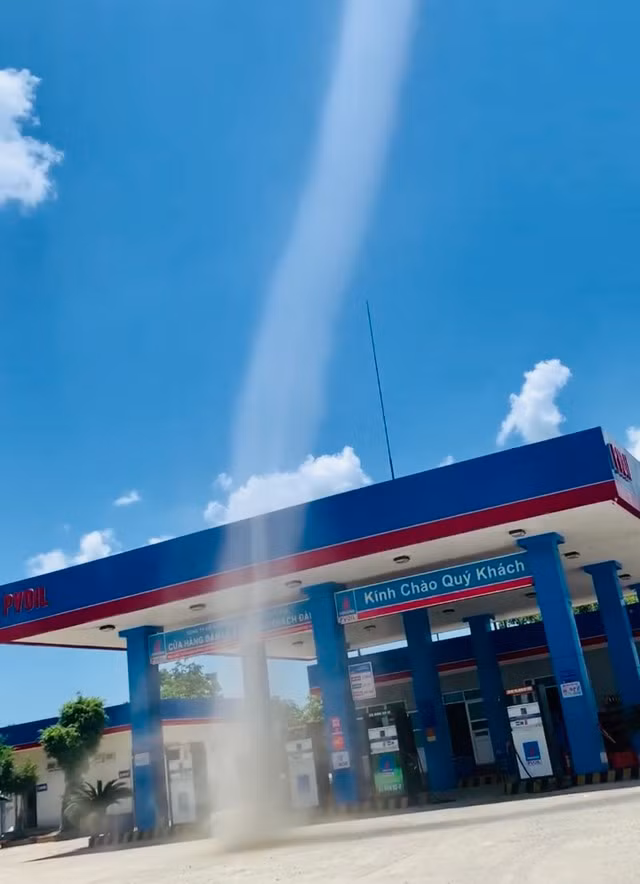 Lốc xoáy giống vòi rồng xuất hiện ở Hà Tĩnh, nhiều người hoảng hốt - Hình 2 Loc xoay giong voi rong xuat hien o Ha Tinh, nhieu nguoi hoang hot-Hinh-2
