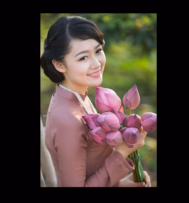 Thu Hà là biên tập viên thời sự trẻ nhất của Đài truyền hình Việt Nam. Cô cũng từng góp mặt trong một số bộ phim truyền hình. Ít ai biết rằng nữ MC xinh đẹp này từng dự thi Hoa hậu Việt Nam nhưng không đạt thứ hạng cao.