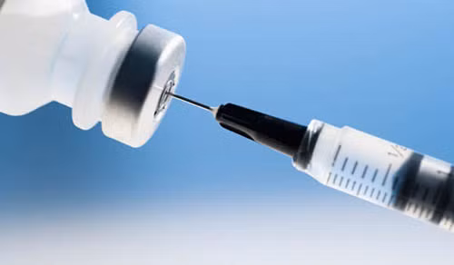Bên cạnh đó, bạn nên tiêm vắc xin phòng cúm, viêm phổi ngay thời điểm đầu mùa nhằm ngăn ngừa các vấn đề về hô hấp, viêm nhiễm.