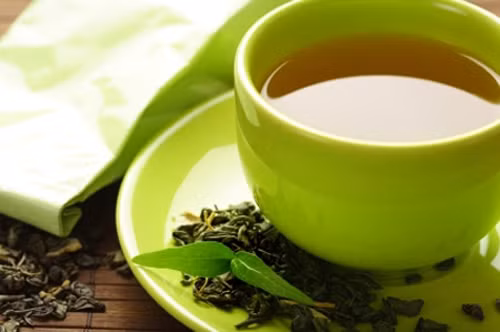 Trà xanh. So với ớt cayenne, trà xanh vừa dễ uống vừa cải thiện não bộ, sức khỏe răng miệng, giữ xương chắc khỏe, chống lão hóa rất tốt. Các chất trong trà xanh cũng mang lại tác dụng điều hòa lượng đường trong máu. Để nhận được lợi ích này, bạn nên uống một hoặc hai tách trà mỗi ngày.