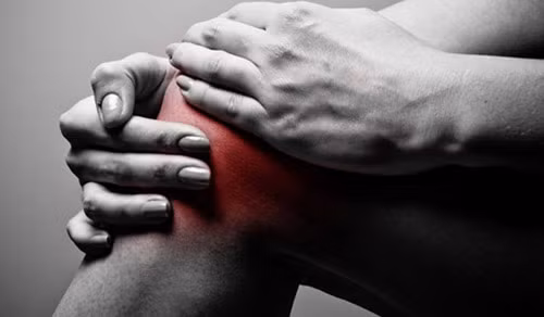 Trường hợp đau kèm sốt, mệt mỏi hoặc tình trạng sưng đỏ ngày càng tồi tệ khi tập thể dục là biểu hiện của viêm khớp dạng thấp. Thay vì dùng thuốc giảm đau tại nhà, bạn nên đi khám để được hướng dẫn đúng cách bởi bác sĩ có chuyên môn.