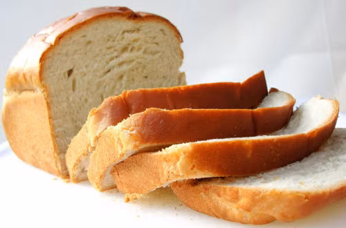 Bánh mì trắng cũng cung cấp lượng chất xơ, sắt cho người ăn, góp phần tái tạo glucose nhanh hơn (yếu tố có lợi cho sự hình thành cơ bắp). Vì lý do này nên nó xứng đáng trở thành món ăn nhẹ sau buổi tập luyện thể thao.