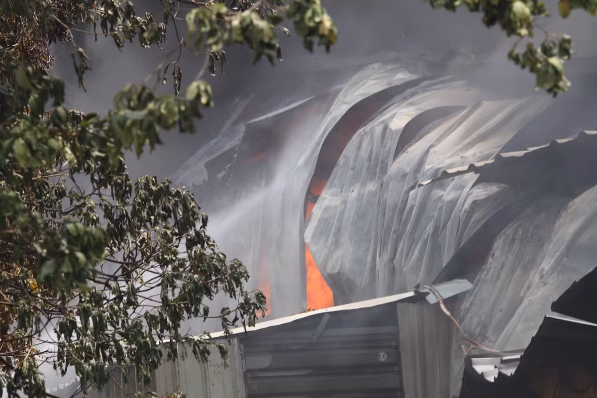 “Các lực lượng chức năng đã có mặt tại hiện trường để khống chế vụ hỏa hoạn. Thiệt hại về người và tài sản do ngọn lửa gây ra hiện chưa thể thống kê” – vị này nói.