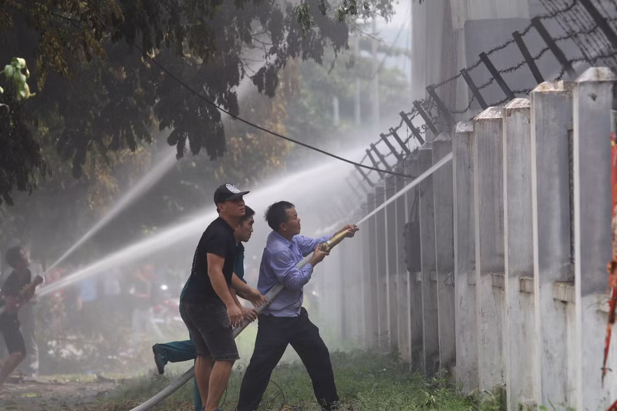 Nhiều xe cứu hỏa đang được huy động tới hiện trường để tổ chức chữa cháy.