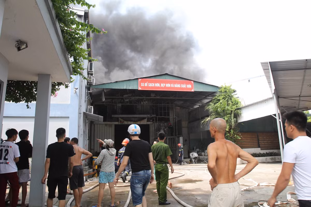 Tới thời điểm 11 giờ 30, đám cháy đã cơ bản được khống chế. Theo thống kê ban đầu, diện tích kho hàng đang bị cháy khoảng hơn 1.000m2. Hiện chưa có ghi nhận thiệt hại về người.