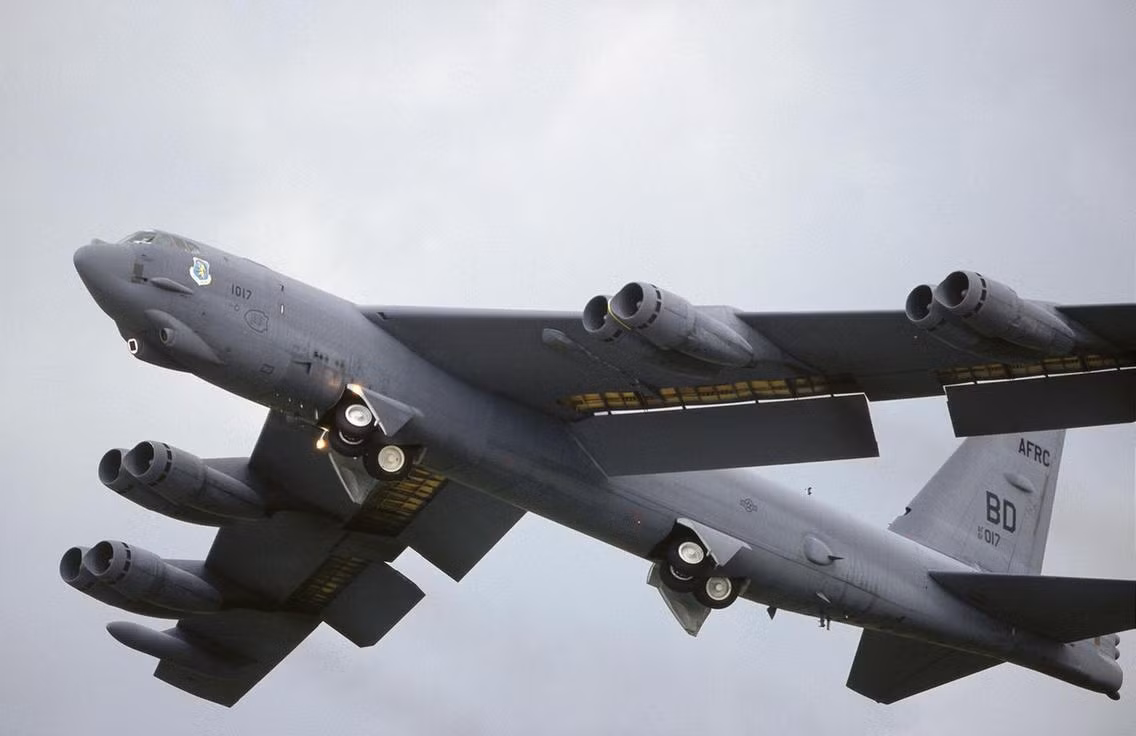 B-52H hiện tại là bản máy bay ném bom B-52 hiện đại nhất trong tay Không quân Mỹ. So với các phiên bản B-52 từng bị bắn rụng ở miền Bắc Việt Nam, B-52H ngày nay của Mỹ gần như đã lột xác hoàn toàn, trở thành một loại máy bay mới nhưng vẫn nằm gọn trong vỏ của chiếc B-52 ngang tàn ngày nào từng định cho Hà Nội về thời đồ đá. Nguồn ảnh: BI.