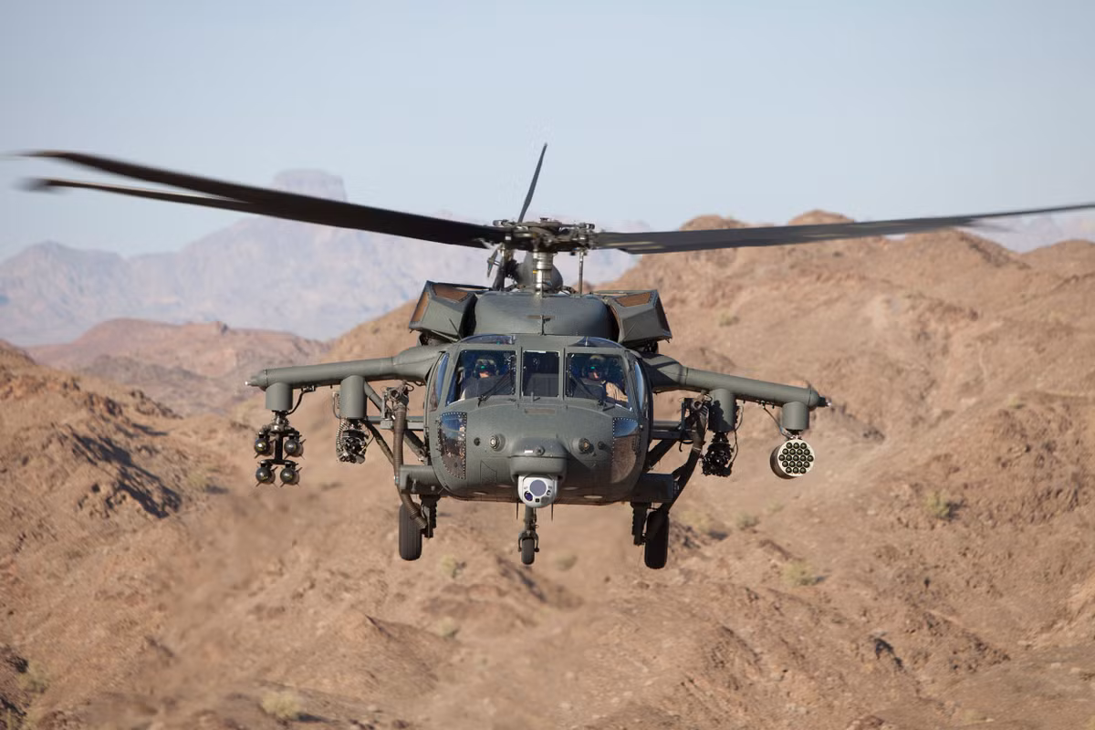 Tốc độ hành trình của UH-60 vào khoảng 300 km/h và loại trực thăng này nổi bật ở chỗ nó cực kỳ đa dụng. UH-60 có khả năng thực hiện tốt cả nhiệm vụ vận tải lẫn nhiệm vụ yểm trợ trên không. Nguồn ảnh: QQ.