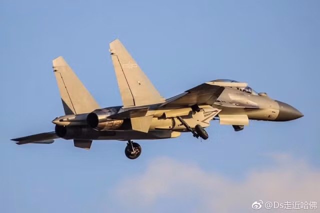 Dựa vào số hiệu được sơn trên những chiếc J-16 xuất hiện trên truyền thông Trung Quốc hoặc trong các cuộc duyệt binh của nước này, giới quan sát khẳng định Không quân Trung Quốc đang sản xuất J-16 ở tốc độ tốt nhất nhằm tăng cường tối đa số lượng J-16 có thể gia nhập biên chế lực lượng này. Nguồn ảnh: Sina.