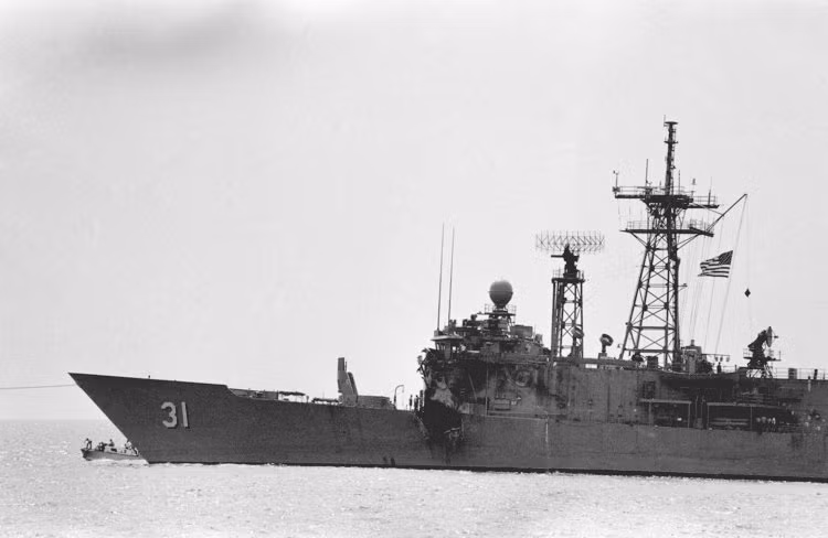 Theo ghi chép của Hải quân Mỹ, Khinh hạm USS Stark khi đó đang thực hiện hành trình tuần tra ở ngoài khơi vùng biển Ả Rập Xê-út trong tgiai đoạn cực kỳ nhạy cảm lúc chiến tranh Iran - Iraq đang leo thang lên đỉnh điểm. Nguồn ảnh: Warhistory.