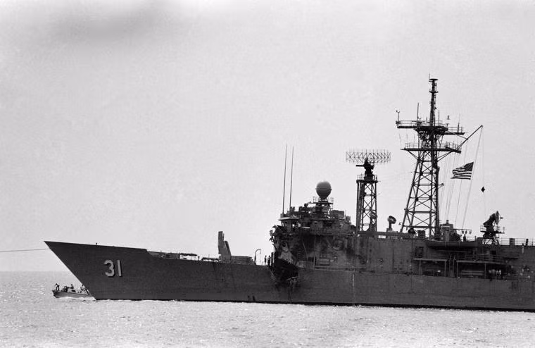 Lỗ thủng trên tàu USS Stark may mắn nằm bên trên mớm nước tàu nên tàu không chịu thiệt hại quá nặng. Tuy nhiên đã có 37 thuỷ thủ đoàn thiệt mạng tại chỗ sau vụ tấn công và kèm theo đó là 21 thuỷ thủ đoàn khác trên USS Stark bị thương nặng. Nguồn ảnh: Warhistory.