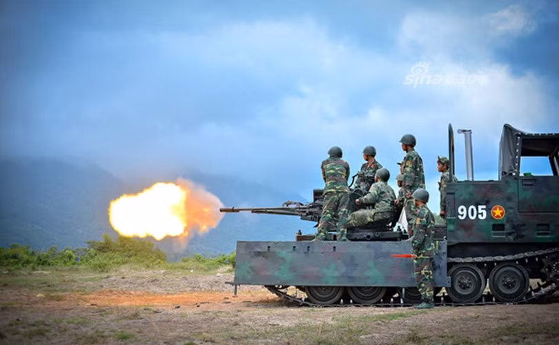 Truyền thông Trung Quốc đã rất bất ngờ trước những hình ảnh này và cho rằng, trong bối cảnh chưa tự sản xuất được các loại pháo tự hành cho riêng mình, việc Quân đội ta tự thiết kế ra các phương tiện tự hành dựa trên các trang thiết bị có sẵn là điều cực kỳ sáng tạo và tiết kiệm. Nguồn ảnh: QPVN.