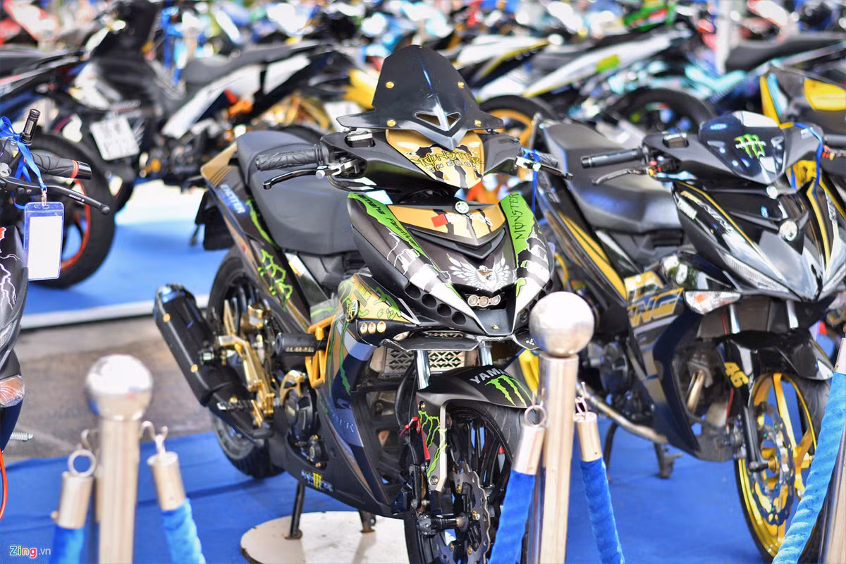Chiếc xe trong hình được độ lại đầu đèn của Yamaha NVX, phần ốp phía trước có thiết kế như những mẫu xe phân khối lớn với 2 khe hút gió.