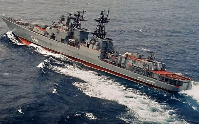 HMS Northumberland dù được báo chí Anh coi là một khu trục hạm nhưng theo các tiêu chuẩn quốc tế, đây chỉ xứng đáng là một khinh hạm với độ giãn nước tối đa không quá 5000 tấn. Tàu có chiều dài 133 mét, rộng 16,1 mét và mớm nước tối đa 7,3 mét. Nguồn ảnh: Rusnaval.
