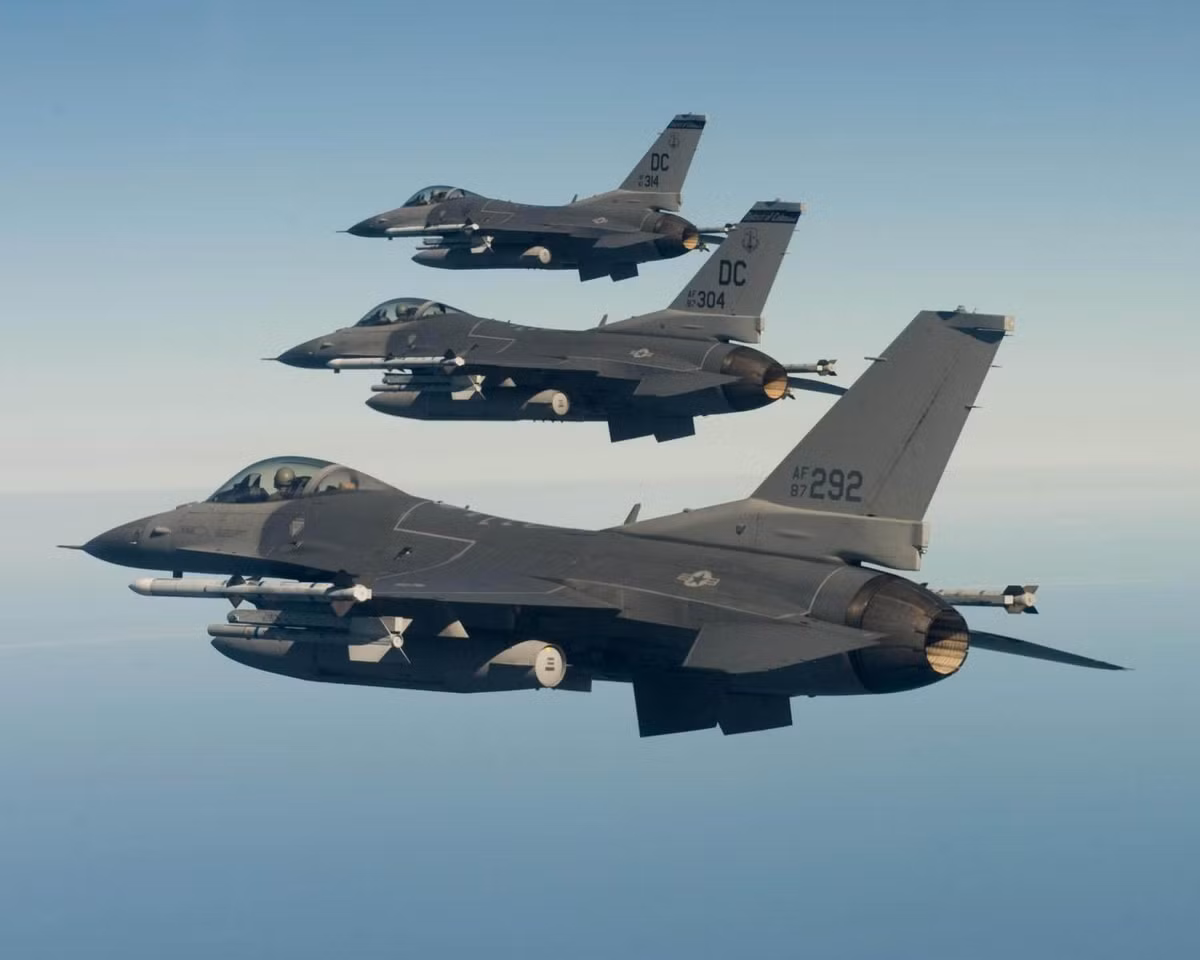 Điểm đặc biệt của F-16V đó là không chỉ là một chiến đấu cơ mới hoàn toàn, các thành phần linh kiện của F-16V còn được Lockheed Martin "bán lẻ" để các tiêm kích F-16 đời cũ có thể nâng cấp lên phiên bản này. Nguồn ảnh: F-16.