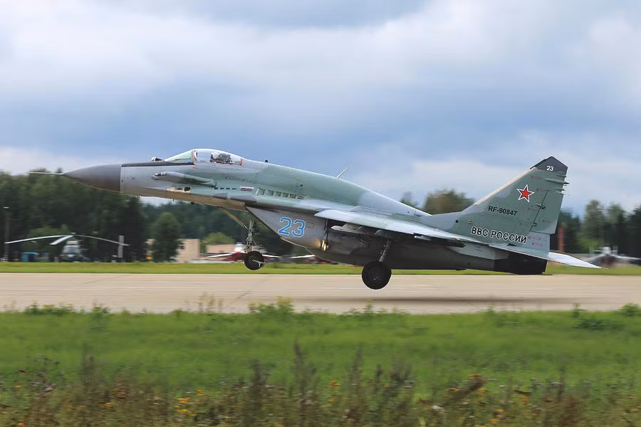 Tiếp đến là sự xuất hiện của tiêm kích phản lực MiG-29 - đây là loại chiến đấu cơ thế hệ thứ 4 được thiết kế với vai trò chiếm ưu thế trên không tới nay vẫn được Nga và nhiều nước trên thế giới tin dùng. Nguồn ảnh: Mil.