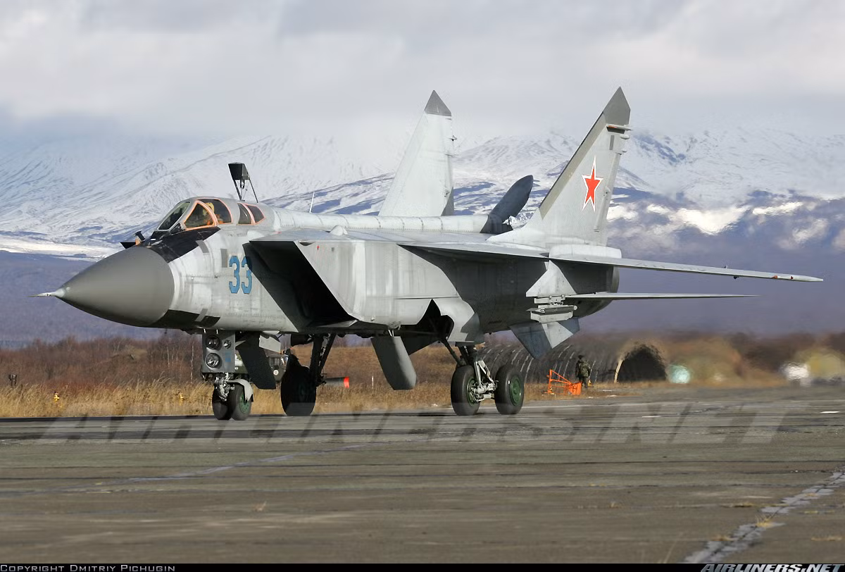 Siêu máy bay đánh chặn được phát triển để thay thế cho MiG-25 đó là MiG-31 cũng sẽ được trình diễn trong cuộc duyệt binh trên Quảng Trường Đỏ ngày mai. Nguồn ảnh: Mil.