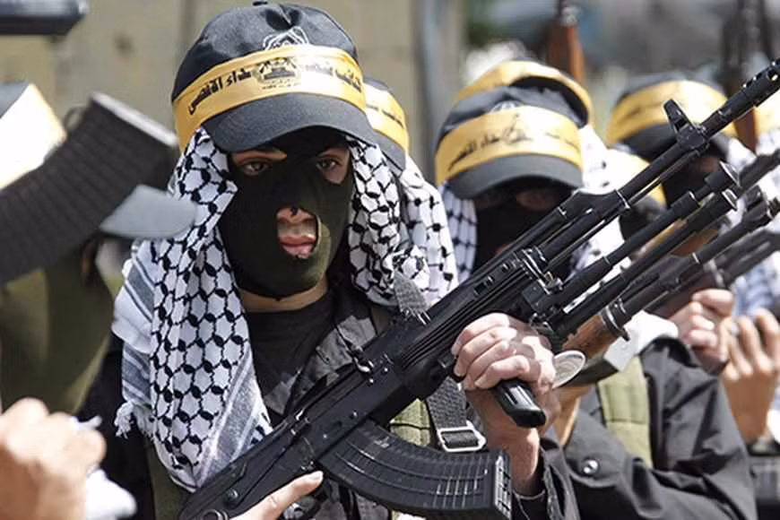 Ngược lại, phong trào Fatah vốn tiền thân là phong trào dân chủ của Palestine lại có đường lối đấu tranh ôn hoà hơn. Cả hai lực lượng này đều có mối quan hệ mật thiết với lực lượng An ninh Palestines. Nguồn ảnh: Fcs.