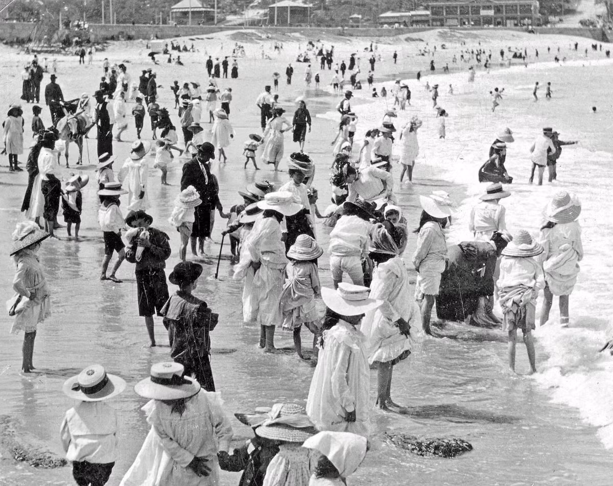 Vào cái thời mà Bikini chưa ra đời thì đây là cách các quý cô đi biển. Nguồn ảnh: Theatlantic.