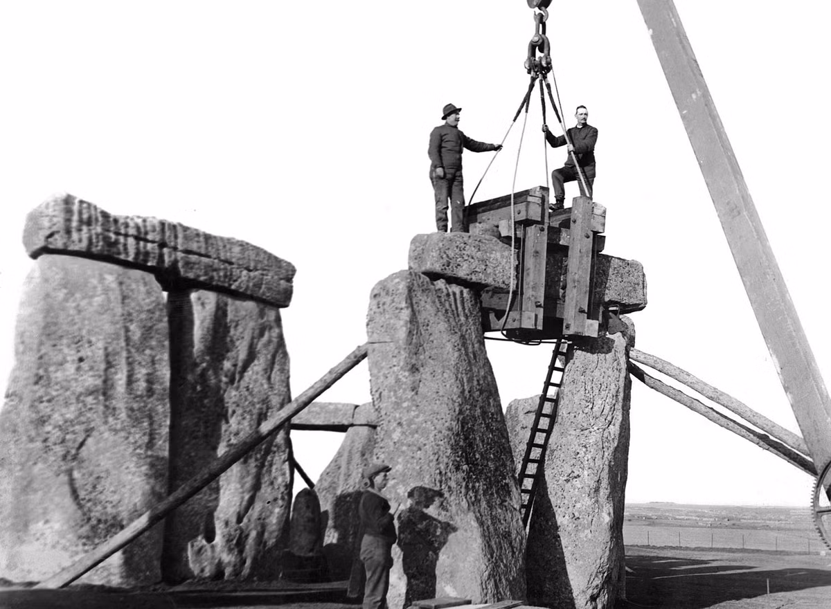 Công trình Stoneage ở Anh được phục dựng và gia cố lại bằng các loại máy cẩu hiện đại nhất của 100 năm trước. Nguồn ảnh: Theatlantic.