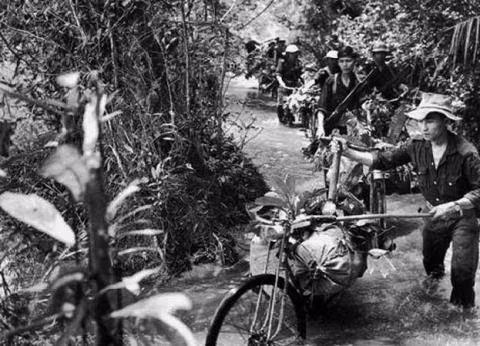 Hoc gia Nga: Duong mon Ho Chi Minh-Con duong song Viet Nam