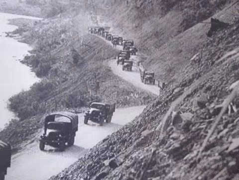 Hoc gia Nga: Duong mon Ho Chi Minh-Con duong song Viet Nam-Hinh-4