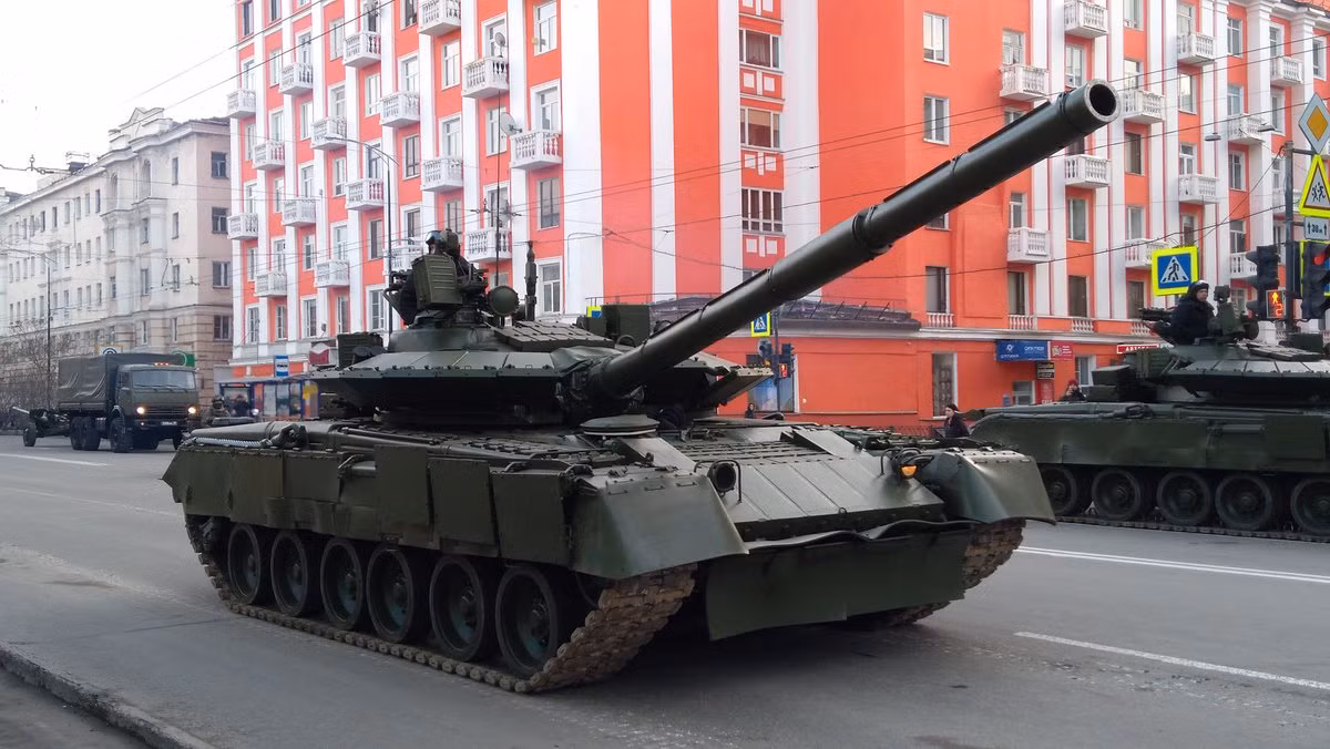 Việc Quân đội Nga quyết định trang bị xe tăng T-80BVM cho Hải quân Đánh bộ nước này cho thấy sự quan tâm ngày càng lớn của Moscow đến lực lượng tác chiến đặc biệt này. Trong khi đó các sư đoàn tăng thiết giáp khác của Lục quân Nga dù sử dụng T-80 đã khá lâu nhưng vẫn chưa được trang bị chính thức T-80BVM. Nguồn ảnh: dambiev.