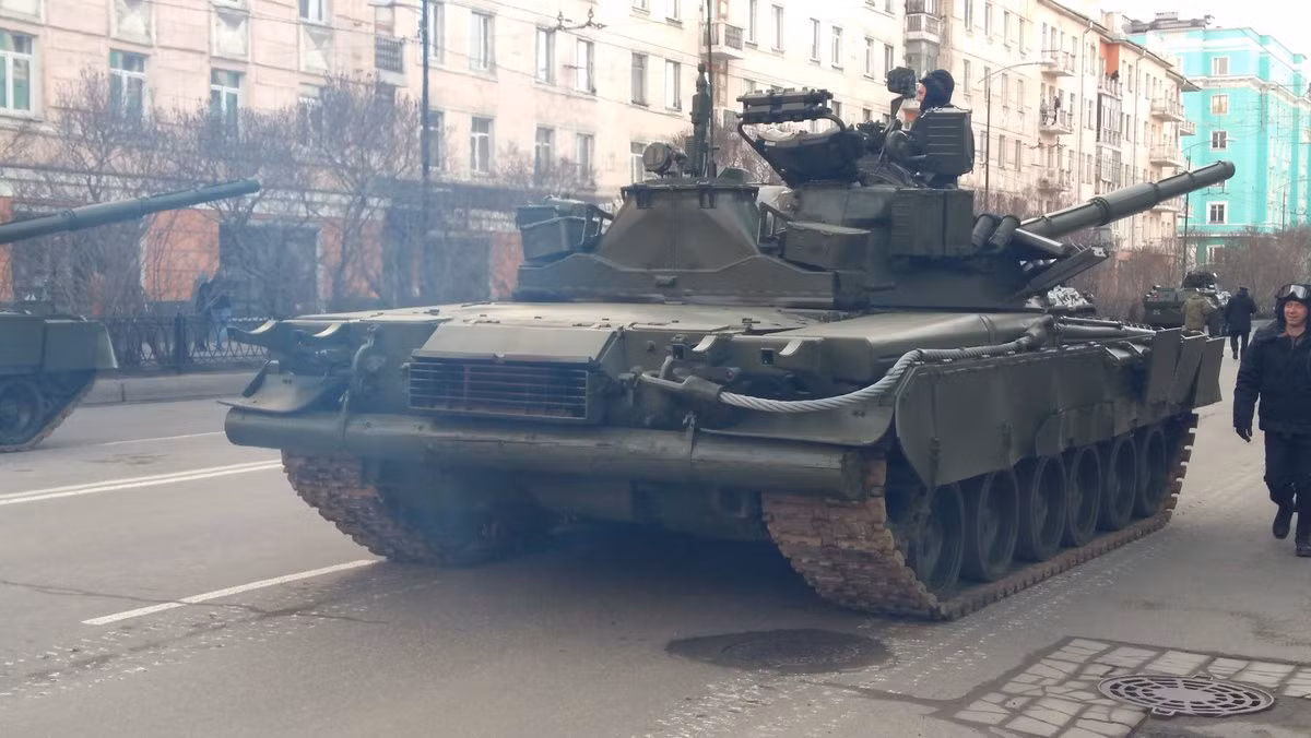 Ngoài ra quan sát tháp pháo của T-80BVM thì dễ dàng nhận thấy mức độ bảo vệ tốt hơn nhiều so với T-72B3, khi các khối "gạch" có độ kín khít cao và không xuất hiện khoảng hở.