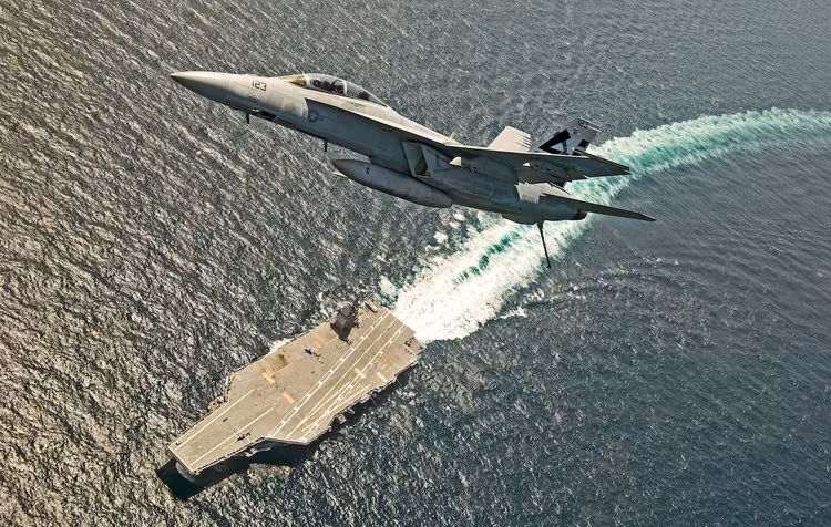 Tàu sân bay lớp Gerald R. Ford cũng được coi là một trong những loại vũ khí đắt đỏ tới mức vô lý với sức mạnh không tương xứng hiện đang phục vụ Hải quân Mỹ. Toàn bộ chương trình nghiên cứu và hoàn thiện lớp hàng không mẫu hạm này đã tốn của Mỹ 37 tỷ USD và mỗi chiếc dự kiến sẽ tốn khoảng 13 tỷ USD tiền đóng mới. Nguồn ảnh: BI.