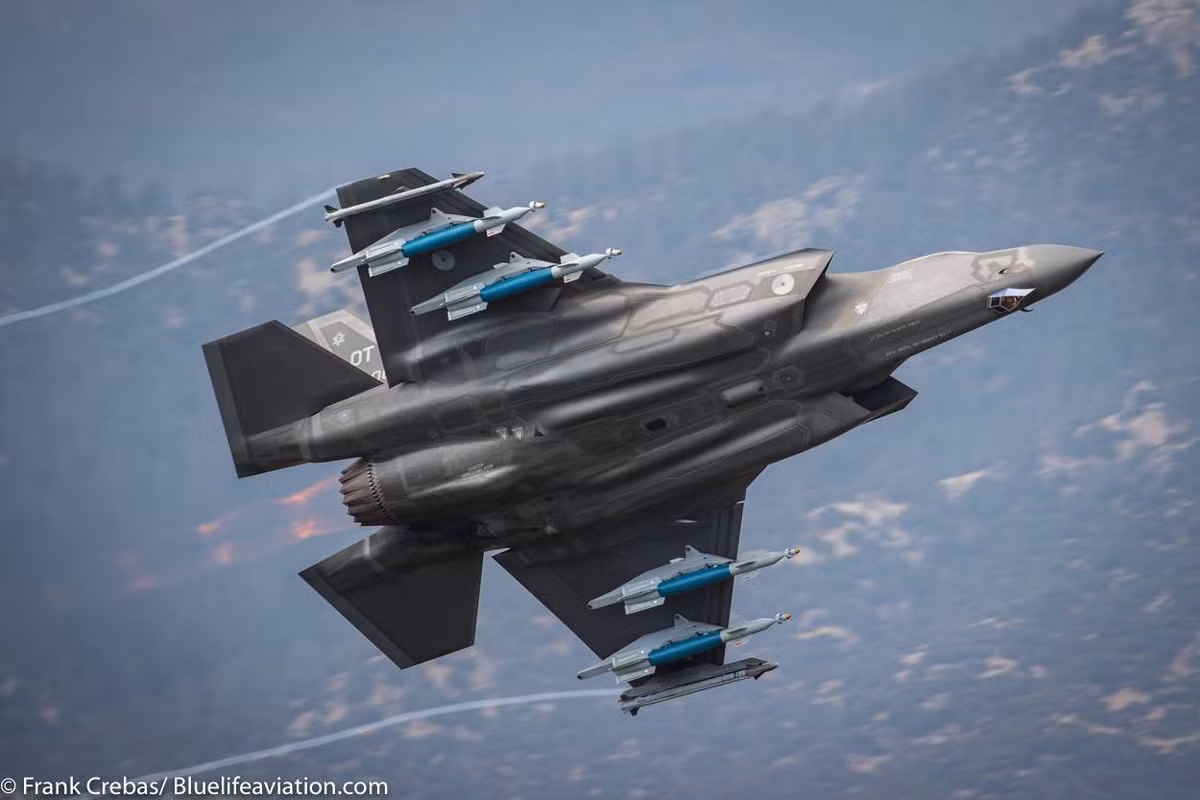 Trong khi đó ở chế độ Quái thú, tổng trọng lượng mà F-35 mang theo được ở khoang bụng và hai cánh tối đa sẽ lên tới gần 10.000 kg. Trong đó bao gồm tối đa 14 tên lửa AIM-120 cùng 2 tên lửa AIM-9x cho nhiệm vụ phòng không hoặc 2 tên lửa AIM-120 cùng 6 bom GUB-31 JDAm và 2 tên lửa AIM-9x cho nhiệm vụ đối đất. Nguồn ảnh: BI.