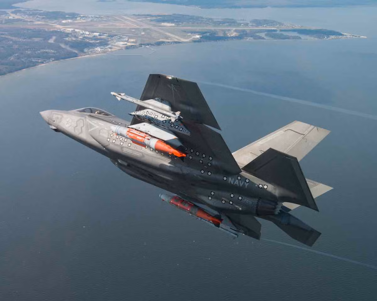 Theo chiến thuật thường thấy của Mỹ, các chiến đấu cơ F-35 sẽ ở chế độ tàng hình khi không quân Mỹ chưa chiếm được ưu thế tuyệt đối trên không. Tuy nhiên sau khi đã thiết lập được ưu thế này, F-35 sẽ thoải mái mang vác "hàng khủng" vào không phận của đối phương như đi chợ. Nguồn ảnh: BI.