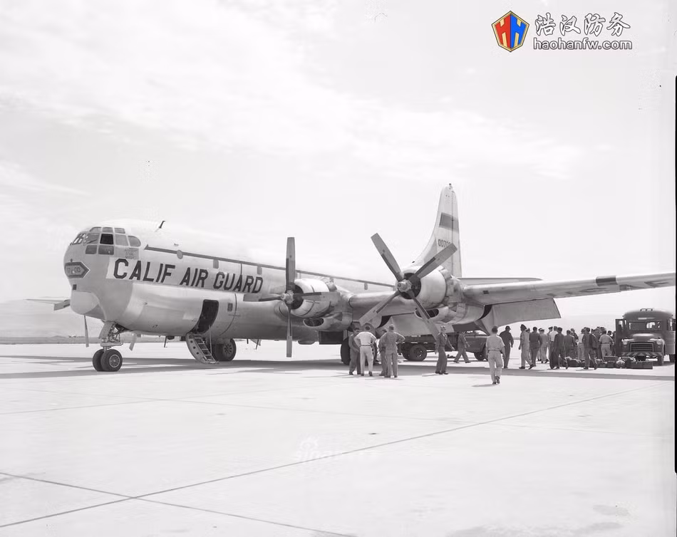 Tổng cộng có 888 chiếc C-97 cùng mọi phiên bản được ra đời trong thời gian ngắn ngủi từ năm 1944 cho tới năm 1952. Các máy bay vận tải này là phương án cải biên giúp B-29 và B-50 đỡ bị lãng phí sau khi cuộc chiến đã kết thúc. Nguồn ảnh: Sina.
