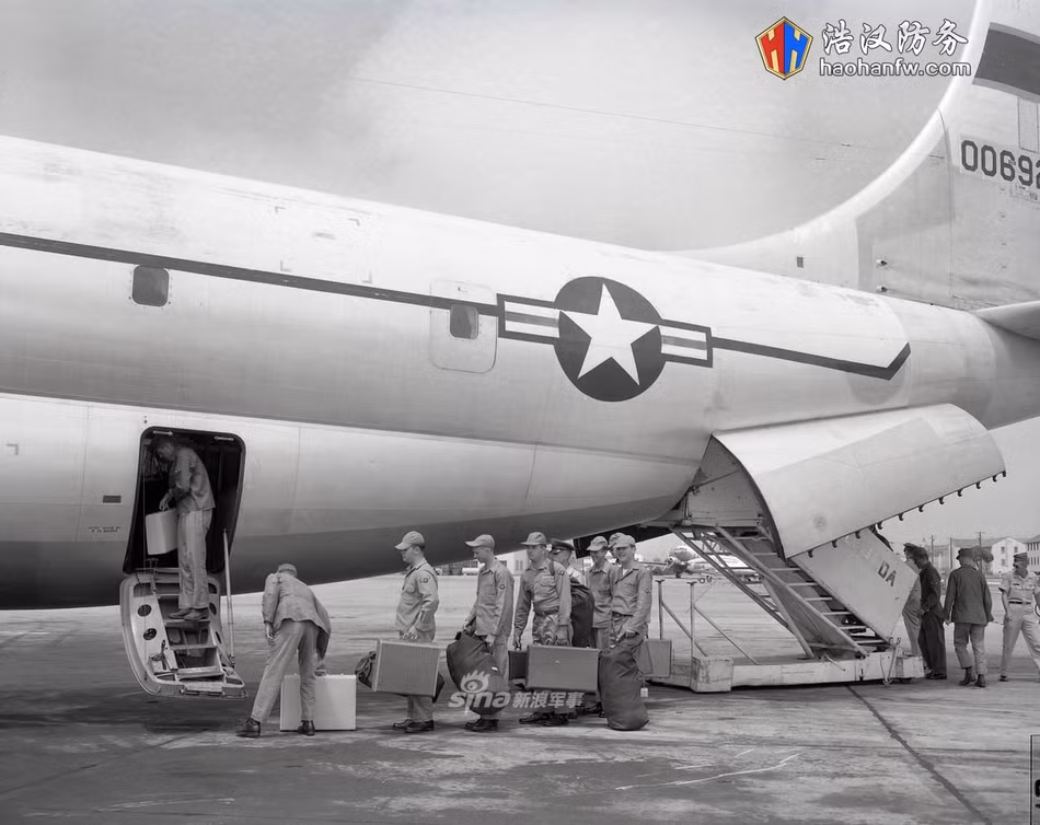 Phiên bản gốc của C-97 bao gồm năm người, trong đó có phi công, lái phụ, kỹ sư bay và từ một tới hai kỹ sư vận tải tuỳ từng nhiệm vụ. Máy bay có sức chứa 134 người hoặc 69 cáng cứu thương. Nguồn ảnh: Sina.