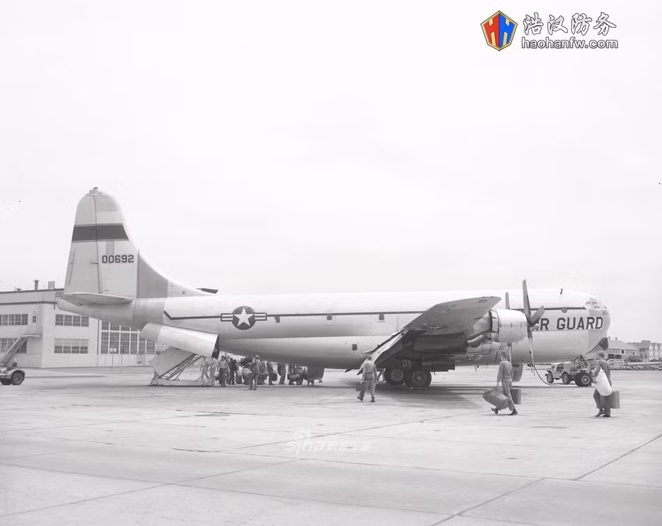 Được phát triển từ khung thân và động cơ của hai loại siêu pháo đài bay ra đời cuối chiến tranh thế giới thứ hai đó là B-29 và B-50, máy bay vận tải C-97 từng được coi là siêu vận tải cơ được chế tạo nhiều bậc nhất nước Mỹ. Nguồn ảnh: Sina.