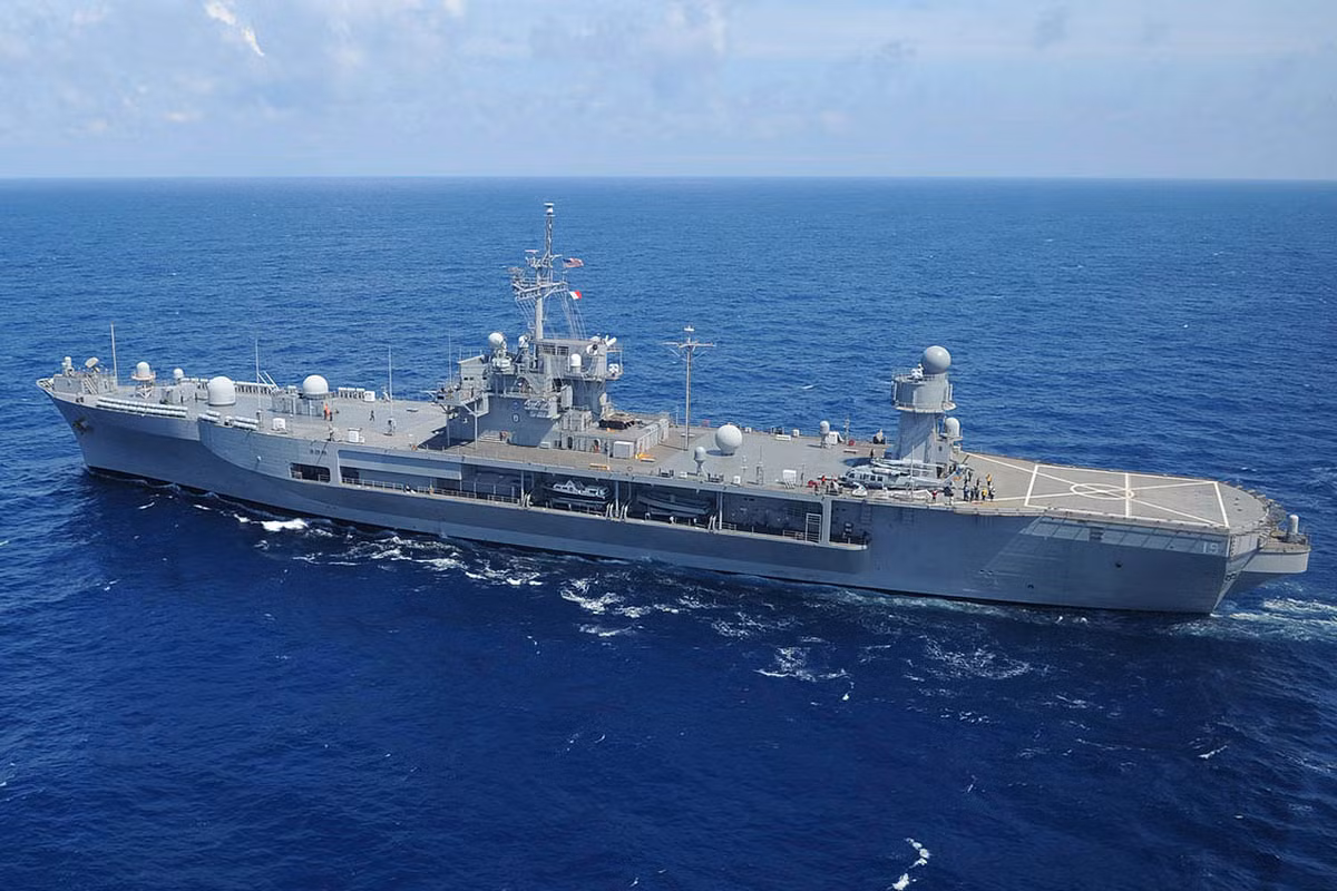 USS Blue Ridge đã được nhập biên chế của Hải quân Mỹ từ năm 1970 và tới nay đã trở thành một trong những tàu chiến cũ nhất trong biên chế của Hải quân Mỹ. Mặc dù vậy, tàu vẫn được kỳ vọng sẽ hoạt động tới tận năm... 2039 trước khi hải quân Mỹ tìm được kẻ thay thế cho tàu chỉ huy này. Nguồn ảnh: BI.