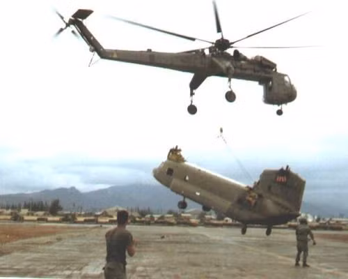 Nhiệm vụ chủ yếu của CH-54 ở Việt Nam là vận chuyển các loại trực thăng vỡ lớn bị bắn hạ và phải hạ cánh khẩn cấp. Các loại trực thăng tiêu biểu như CH-47 thực chất rất bền bỉ, dù hạ cánh khẩn cấp xong vẫn có thể sửa chữa và tiếp tục sử dụng tiếp được, cái khó là mang được chúng về sân bay. Nguồn ảnh: RedstoneArsenal.