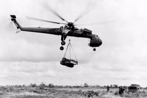 Thiết kế độc đáo của trực thăng CH-54 Tarhe cho phép giá treo hàng của nó được đặt trực tiếp ở ngay dưới trục cánh quạt tạo thành một đường thẳng. Thiết kế này đảm bảo hiệu xuất nâng của CH-54 là cao nhất mà không cần tới hệ thống khung vỏ cồng kềnh. Nguồn ảnh: RedstoneArsenal.
