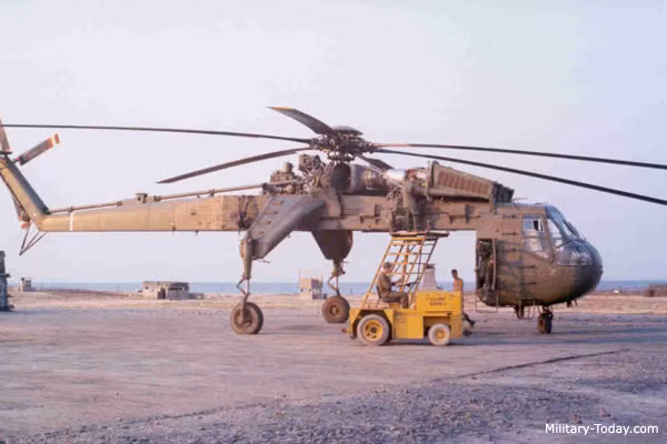 Được đặt tên là Tarhe, trực thăng CH-54 còn được binh lính Mỹ gọi vui với cái tên "cần cẩu bay" vì nó có thiết kế cực dị với hai chân trông không khác gì một cần cẩu thực sự. Nguồn ảnh: RedstoneArsenal.