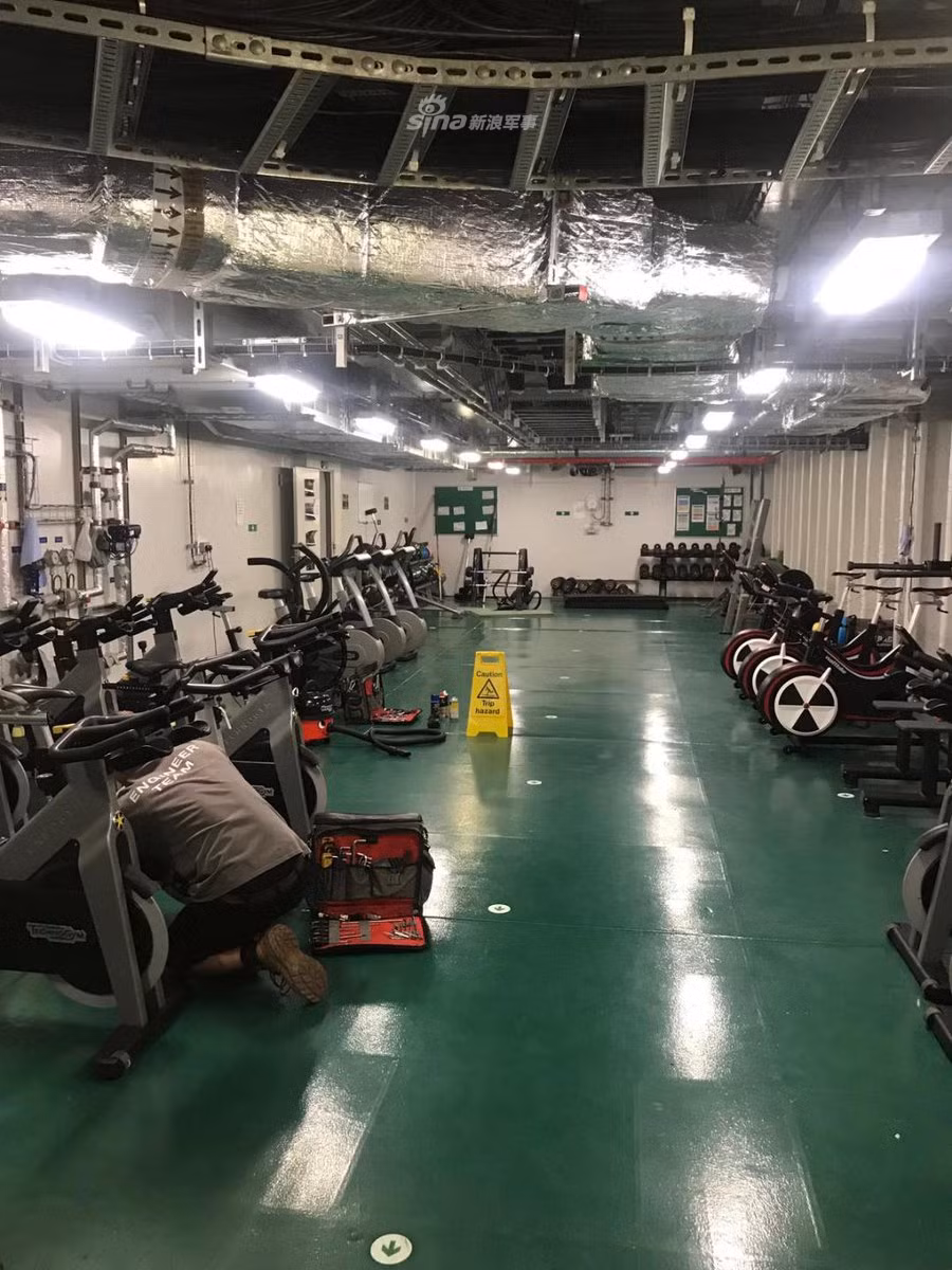 Không giống với các tàu chiến cỡ lớn của Nga, dường như bên trong tàu sân bay HMS Queen Elizabeth không có khu vực buồng tắm xông hơi và bể bơi. Nguồn ảnh: Sina.