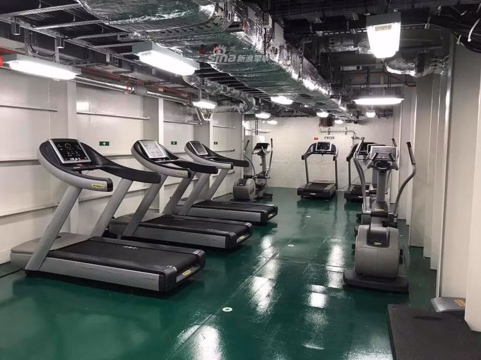 Đây sẽ là khu vực để thuỷ thủ đoàn và binh lính trên tàu "xả" bớt năng lượng thừa nhất là khi trong không gian chật chội trên tàu, khó có thể có được một khu vực rộng rãi nào khác để thuỷ thủ có thể tập thể dục được. Nguồn ảnh: Sina.