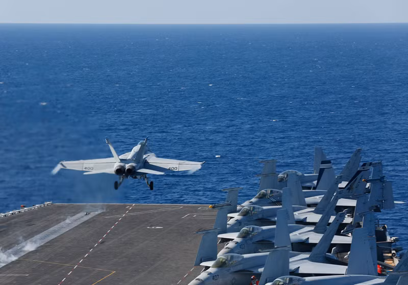 Chiếc F/A-18F Super Hornet cất cánh từ tàu sân bay.