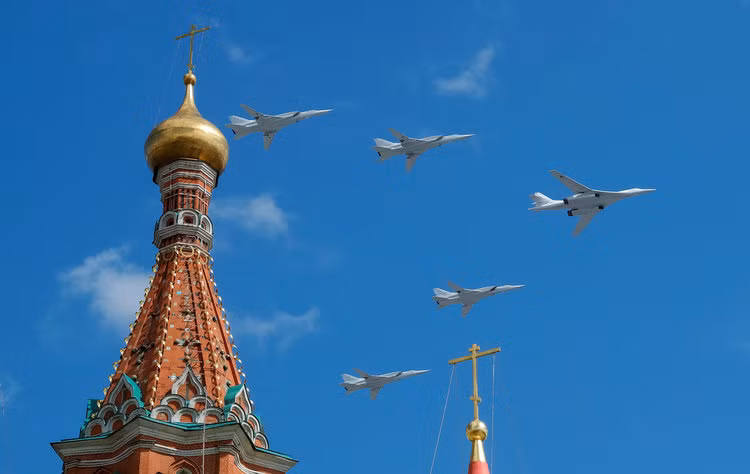 Ngoài ra còn có Tu-160 và Tu-22. Đây là hai loại máy bay đều được sản xuất hoặc thiết kế lại từ các máy bay đời cũ của Liên Xô. Tuy nhiên các loại máy bay này vẫn mang tới sức mạnh ném bom không thể lường trước được cho Không quân Nga. Và tất nhiên, tầm hoạt động của các loại máy bay này cũng gần như bao phủ toàn bộ châu Âu. Nguồn ảnh: BI.