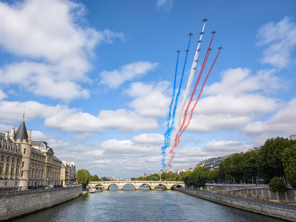 Dù ít tiếng tăm hơn nhiều đội bay trình diễn của các nước khác, tuy nhiên Patrouille de France hay PAF cũng được đánh giá là đội bay biểu diễn trình độ cao nhất thế giới hiện nay. Nguồn ảnh: Common.
