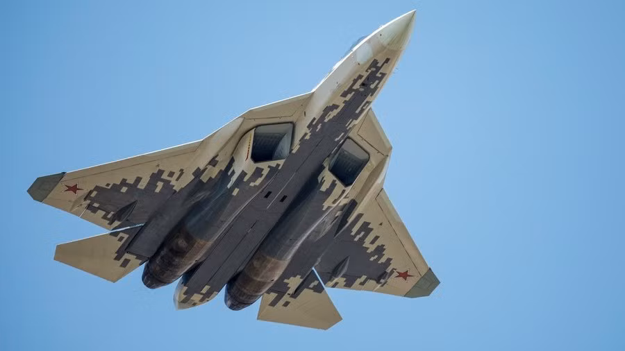 Đây được coi là loại chiến đấu cơ đối trọng của Nga với F-22 Raptor của Mỹ. Giống với F-22, Su-57 được trang bị lớp vỏ bọc hấp thụ sóng radar giúp nó có thể tàng hình trước các loại sóng radar của đối phương. Nguồn ảnh: Sputnik.